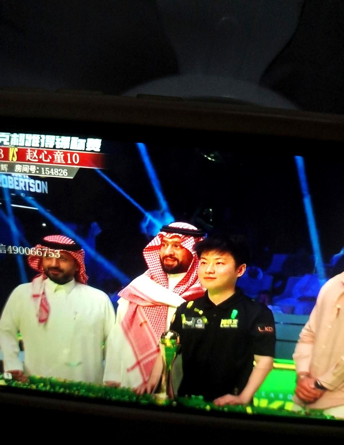 恭喜赵心童5:2萝卜拿下沙特首冠。
全是在80五虎手中夺过来的。
击败墨菲、特鲁