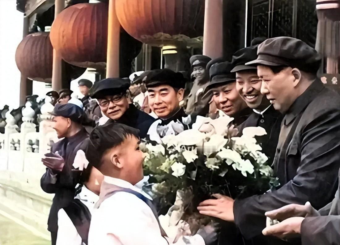 1958年毛主席在重庆视察，听说有人建议取消少先队，却坚定地称孩子们的做法非常正