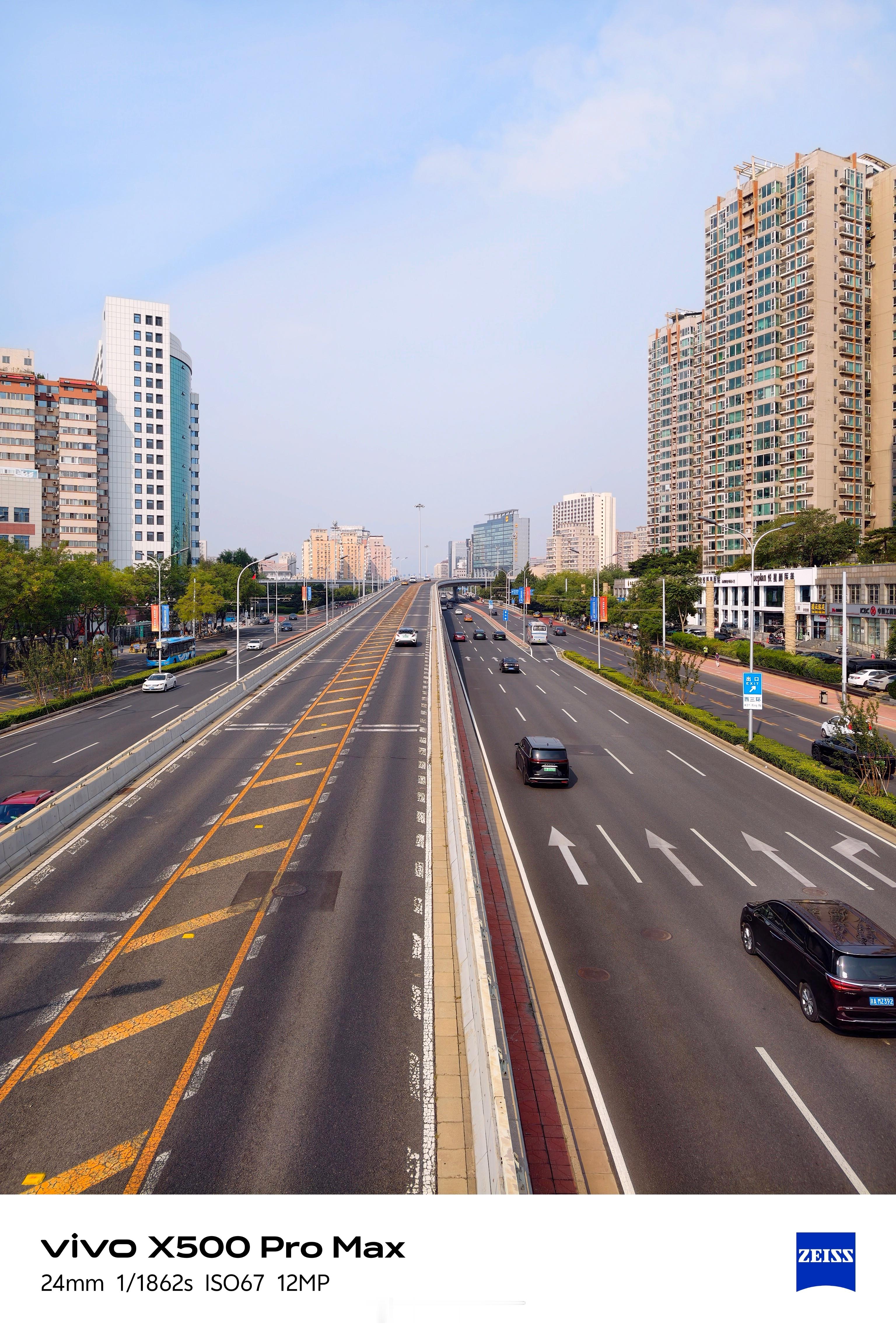 《国庆节在北京的路上都拍到了啥》国庆节假期真的很漫长，第三天清晨，带着手机在北京