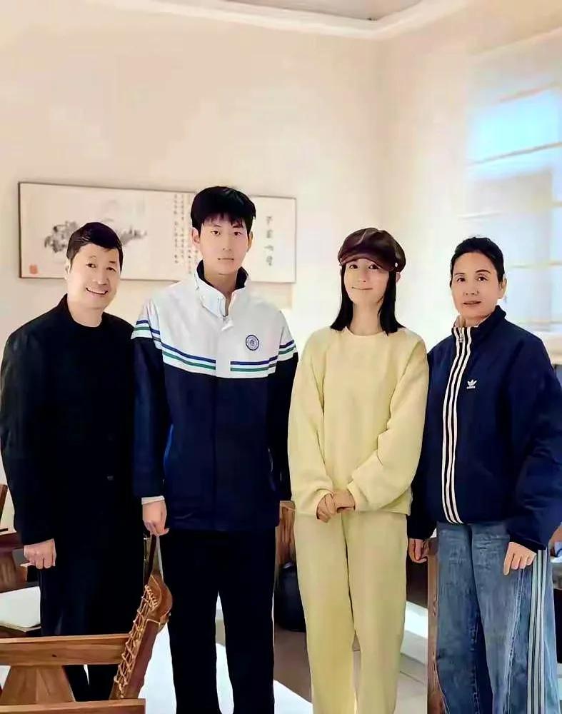 谢娜这波硬刚薛之谦要道歉，刚得够劲，但更让人惊的是她那组妇女节家宴照——明黄运动