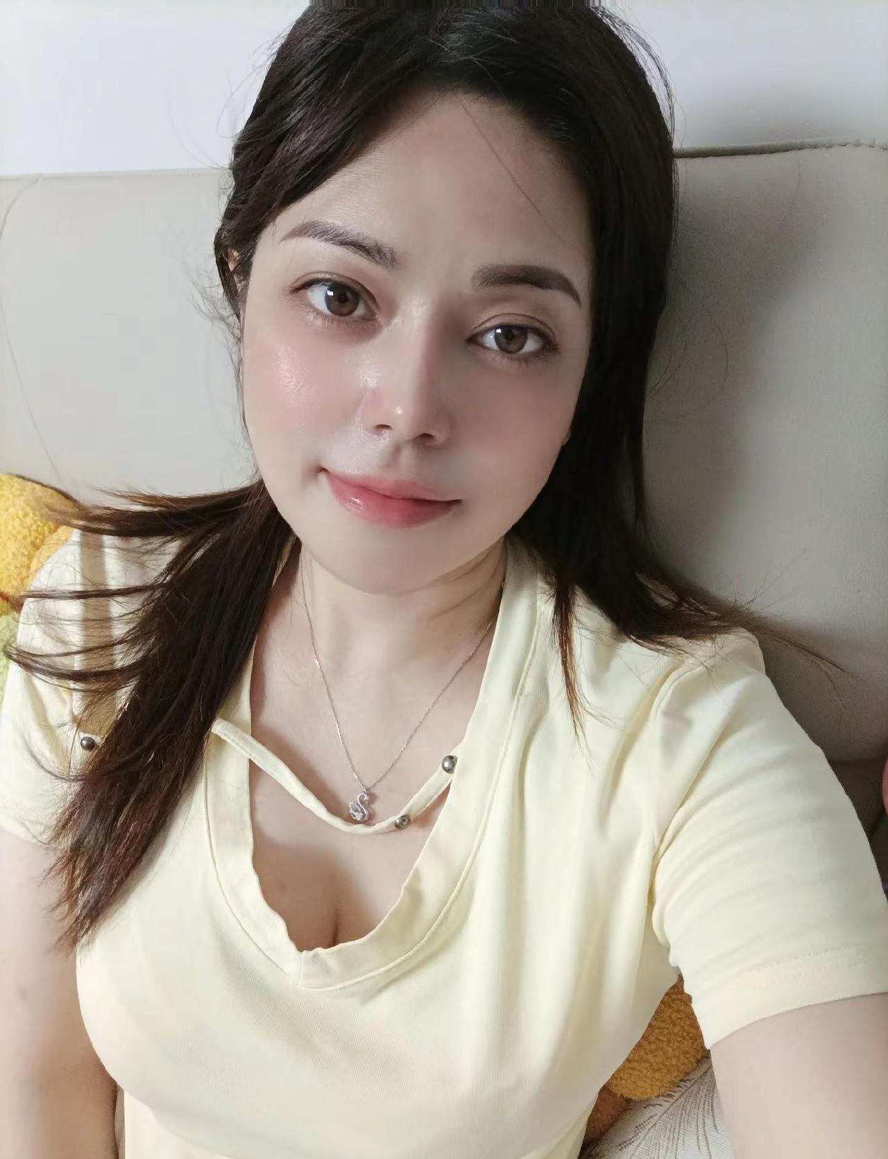 我始终认为爱一个人的时候就只爱一个人，我不爱新鲜感，我只爱我坚定选择的那个人……