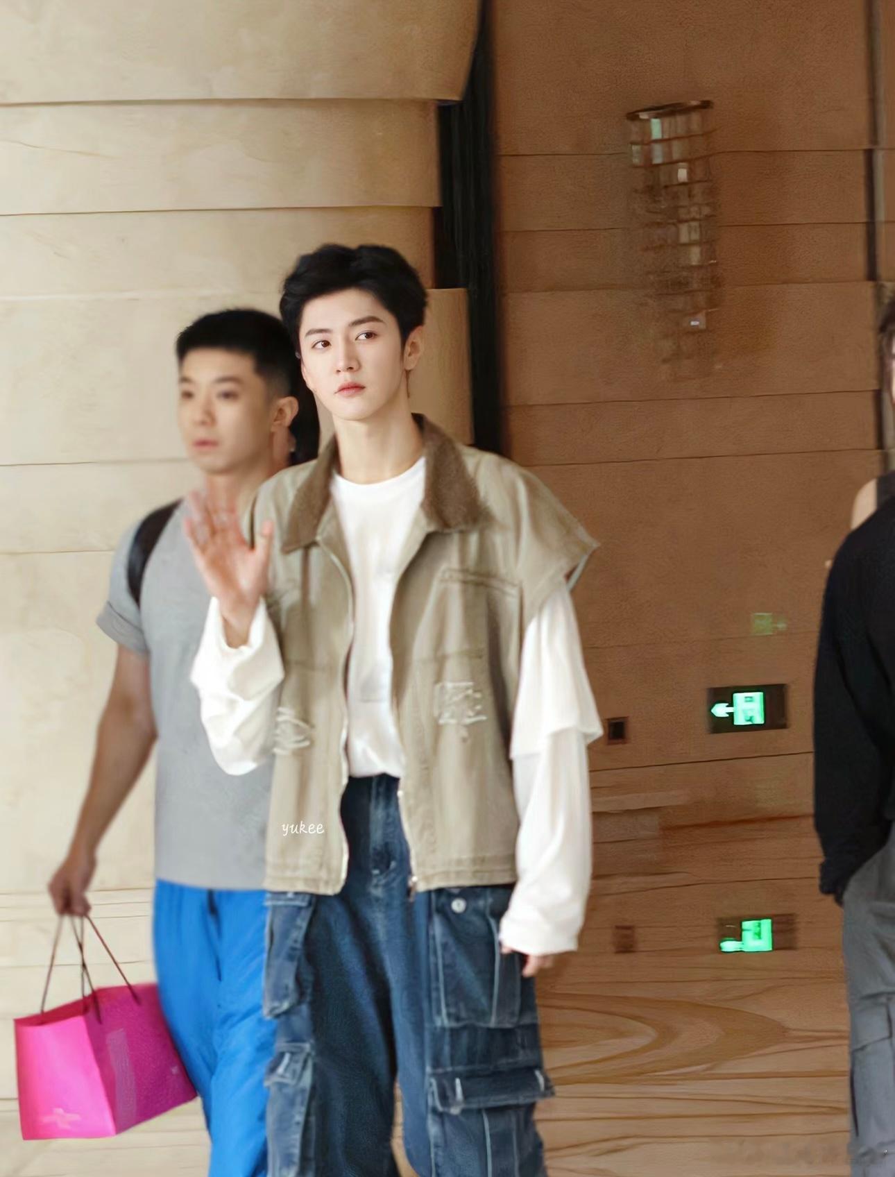 #陈哲远进密室前给自己打气# 这么害怕啊，有点可爱，如果是陈真远的话，似乎又没什