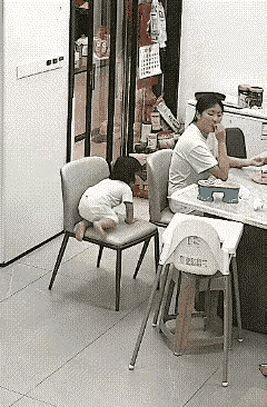 看完这段视频心里堵得慌，越看越揪心，浑身都跟着紧绷！
 
画面里小小的幼儿，不慎