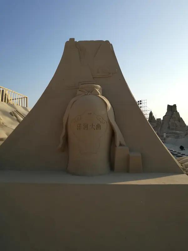 4月30日晚，宿迁第八届骆马湖沙雕艺术展在湖滨新区沙滩公园启幕，主题是“爱的无限