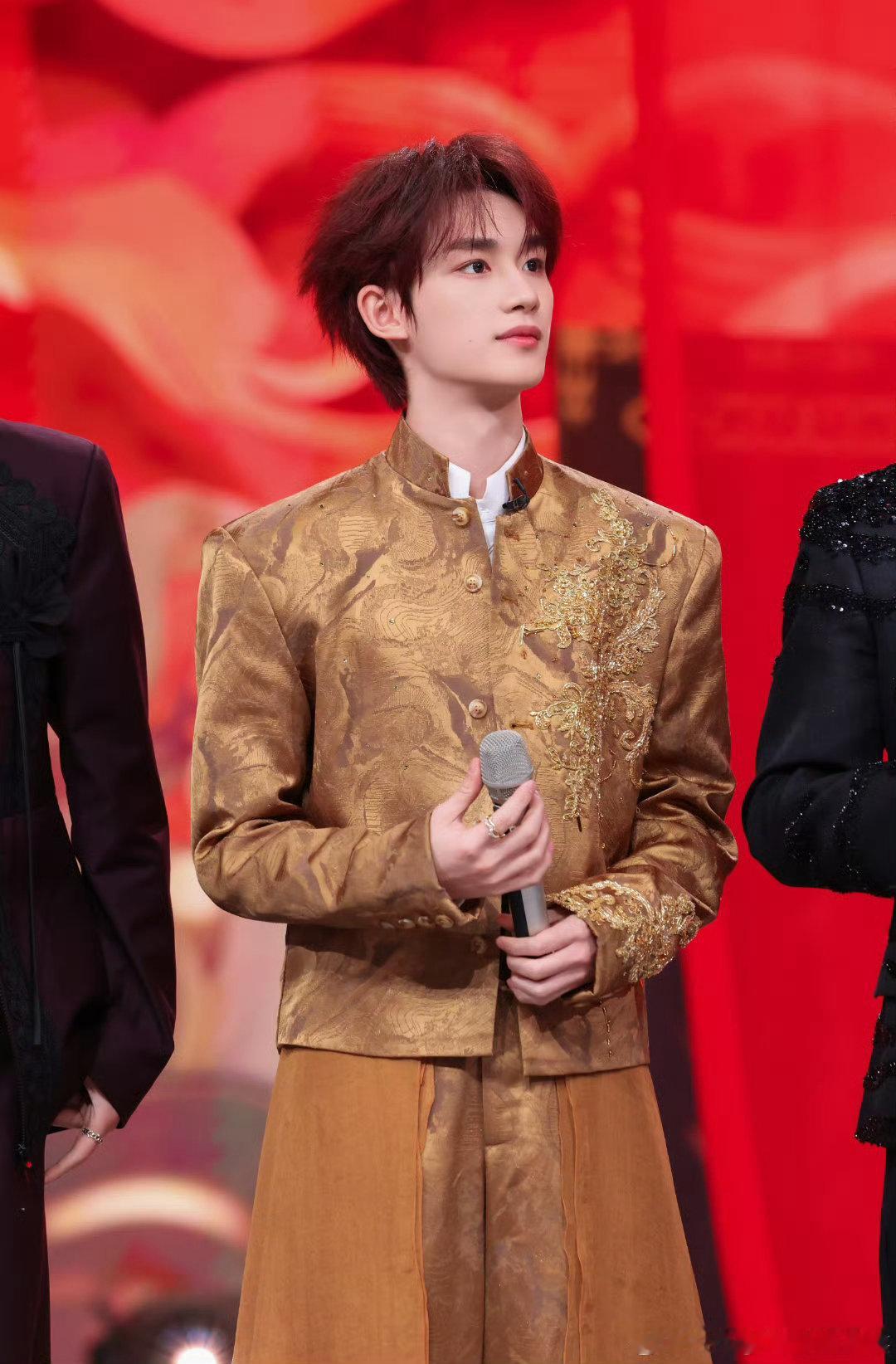 你好星期六丁程鑫送新春祝福丁程鑫的新年祝福太会说！开门迎好运，万事皆无忧，太戳心