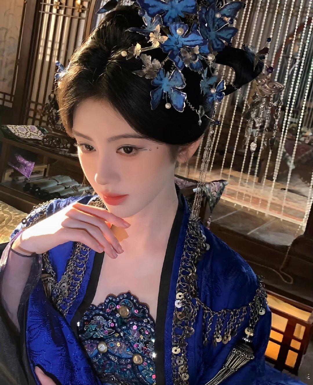 鞠婧祎没戴假发片鞠婧祎没戴假发片，完全自己的头发，天生发量王者没错了！鞠婧祎完全