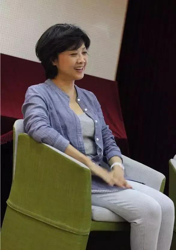 你肯定一眼就能看出来她是谁了吧！

如果说岁月从不败美人，她也算是其中的一位。这