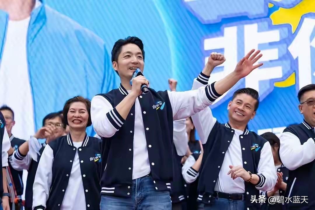 台北市长候选人，蒋万安在造势活动现场被围观者问到是不是中国人身份时，他不但不愿意