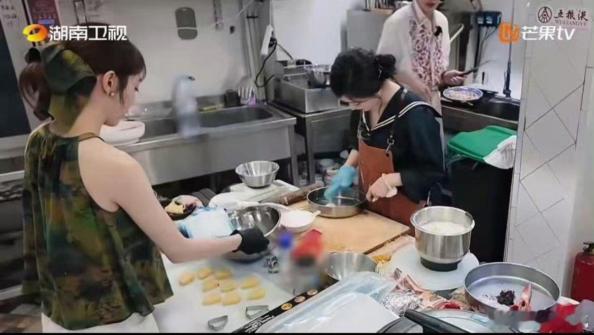 沈月差点给驴打滚洗澡中餐厅名场面中餐厅沈月中餐厅“驴打滚小插曲”，面团险进炖锅，