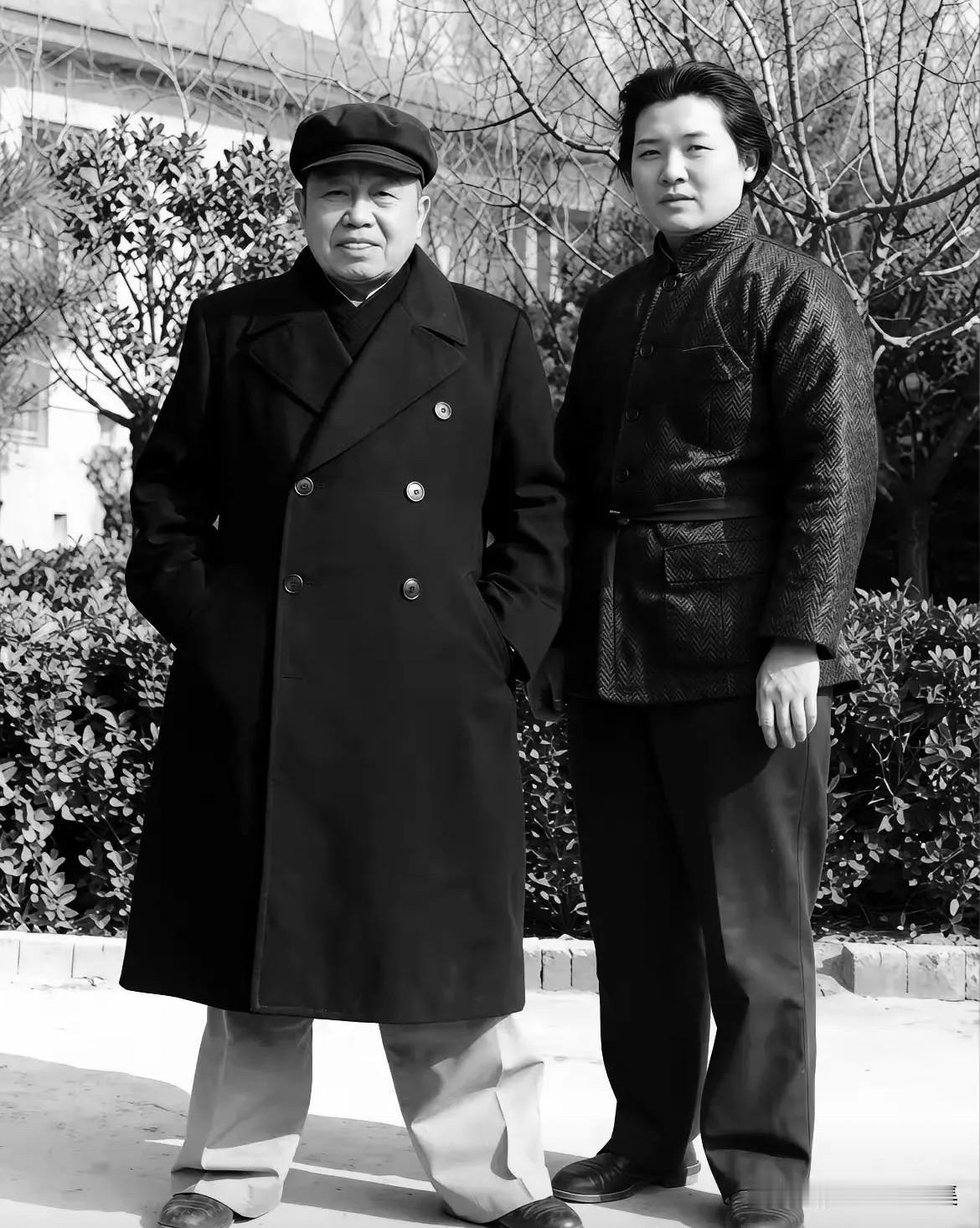 1962年新春，谭震林在位于北京中南海的家中与夫人葛慧敏合影。他们的故事始于19