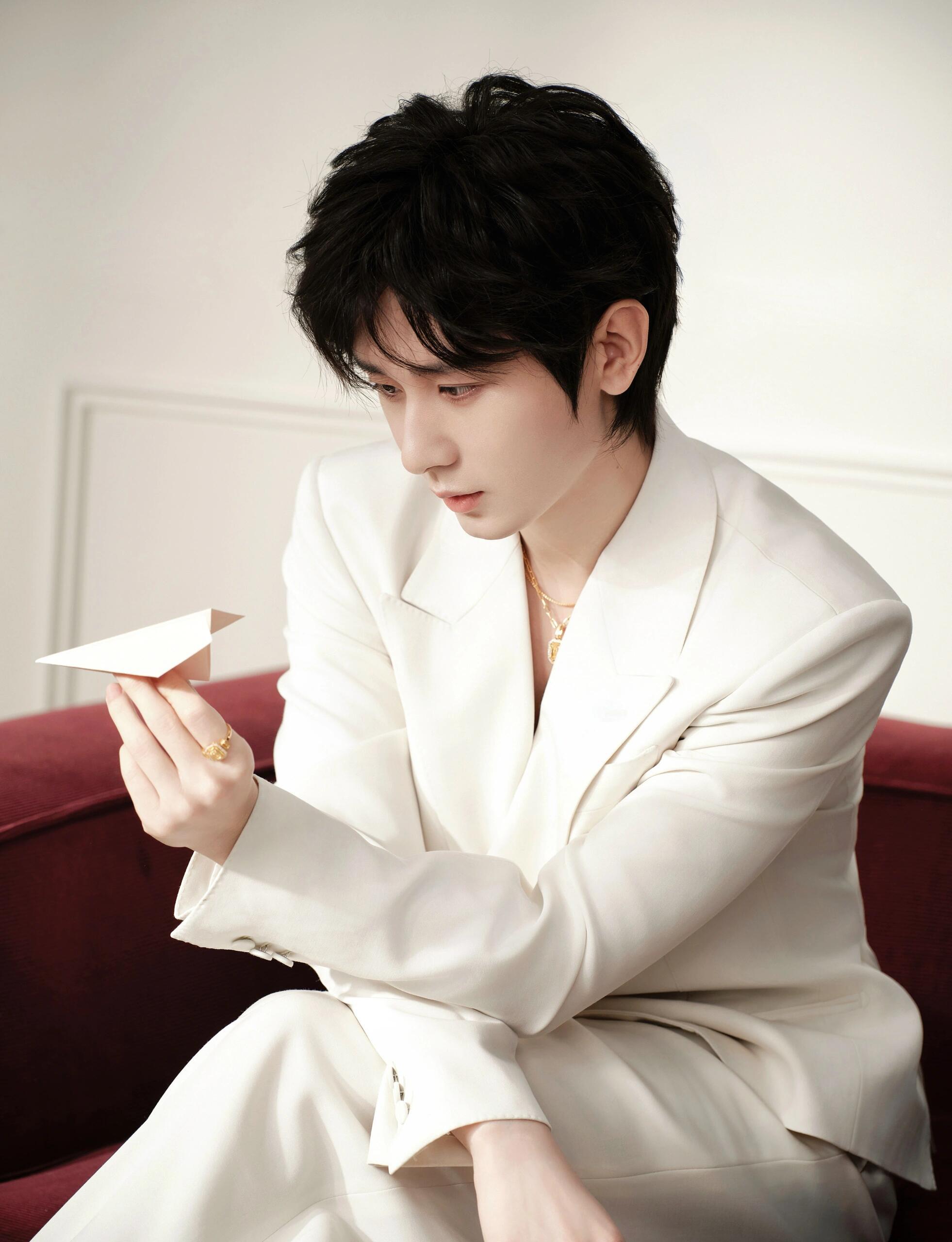 他像一件精工烧制的瓷器。远看是温润的釉色与形态，近看才能触摸到那些细密的、淬炼的