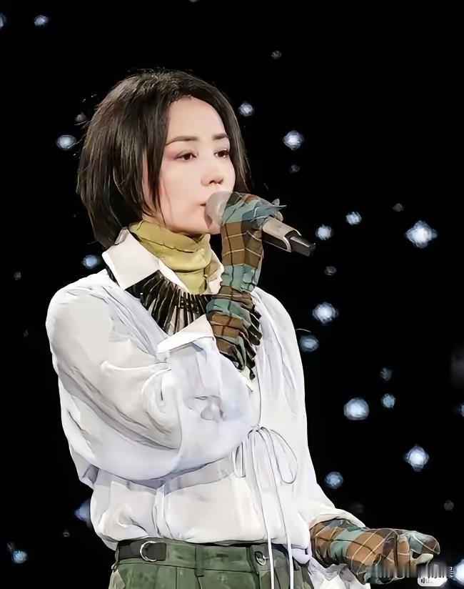 王菲，春晚彩排新造型曝光！

她一出场，春晚的含金量直接翻倍。

白衬衫配军绿阔