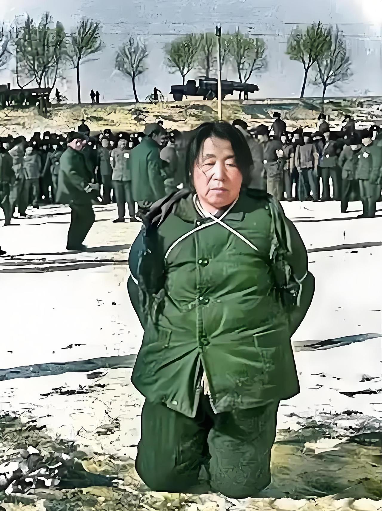 1980年2月8日，哈尔滨工人体育馆挤满了五千多人。大门推开，两名法警押着一个头