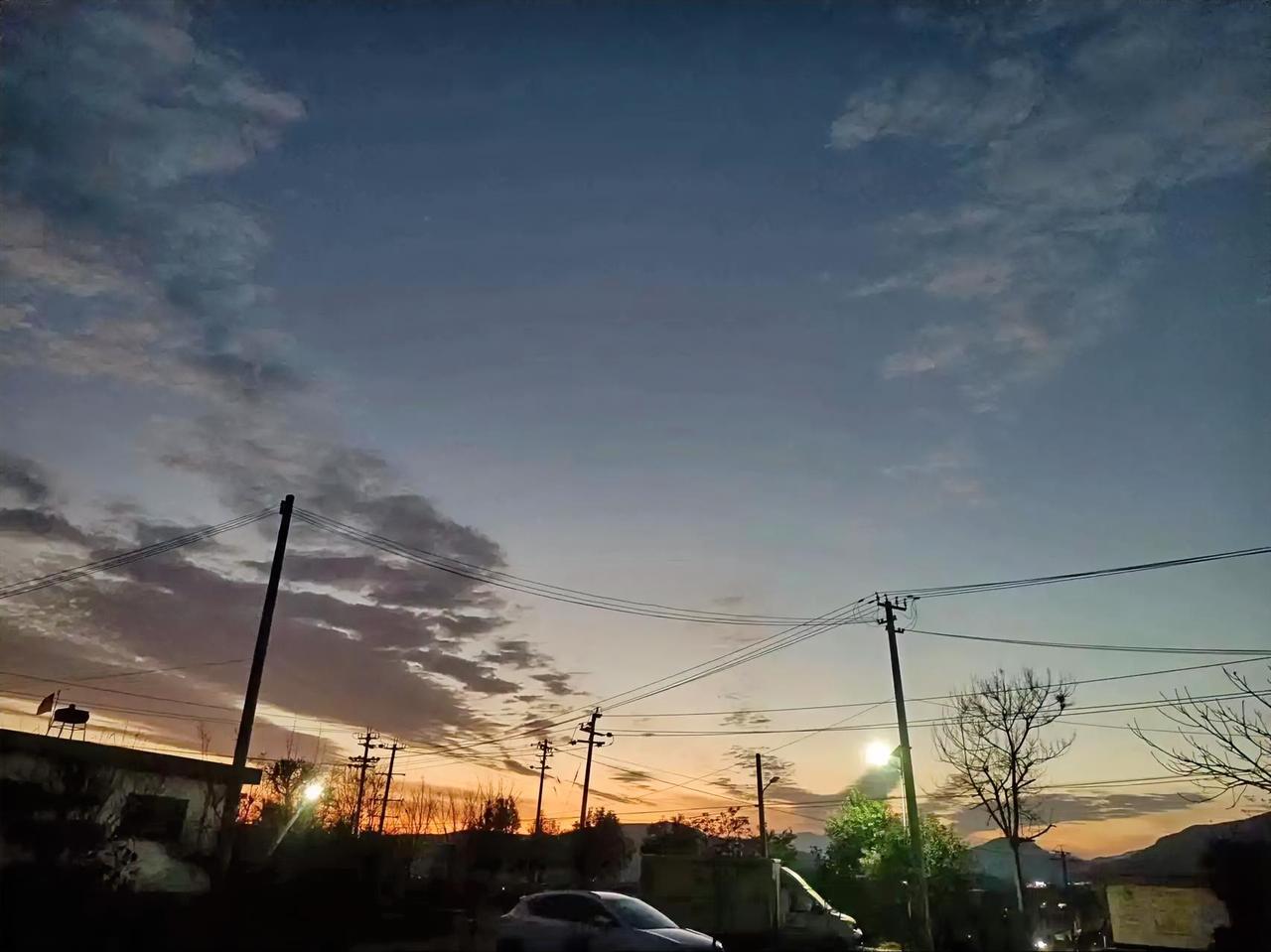 暮色里的温柔
 
暮色漫过村庄的肩头，天空像被打翻的调色盘，橘红揉着浅紫，晕染出