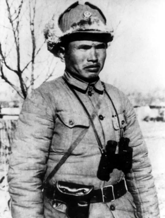 1938年，八路军打退日军进攻后，营长王耀南突然下了一个奇怪的命令：“大家冲到半