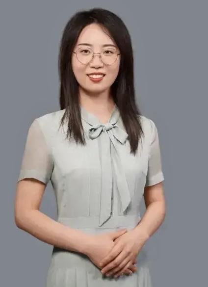90后曾梦琪29岁就当了正教授，从博士到正教授，只用了三年，全国估计都很难找出第