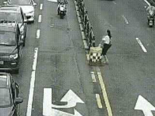 即使再着急，过马路也要注意观察，不是每次运气都是那么好的