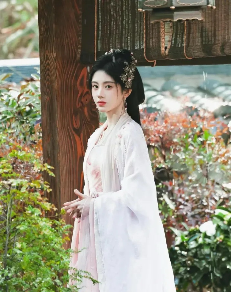 赵丽颖带三部待播作品拜年 内娱女明星2025年的待播剧汇总！赵丽颖：1部《在人间