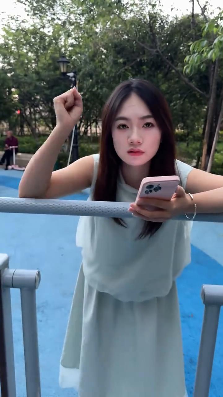 记住这个笑容。