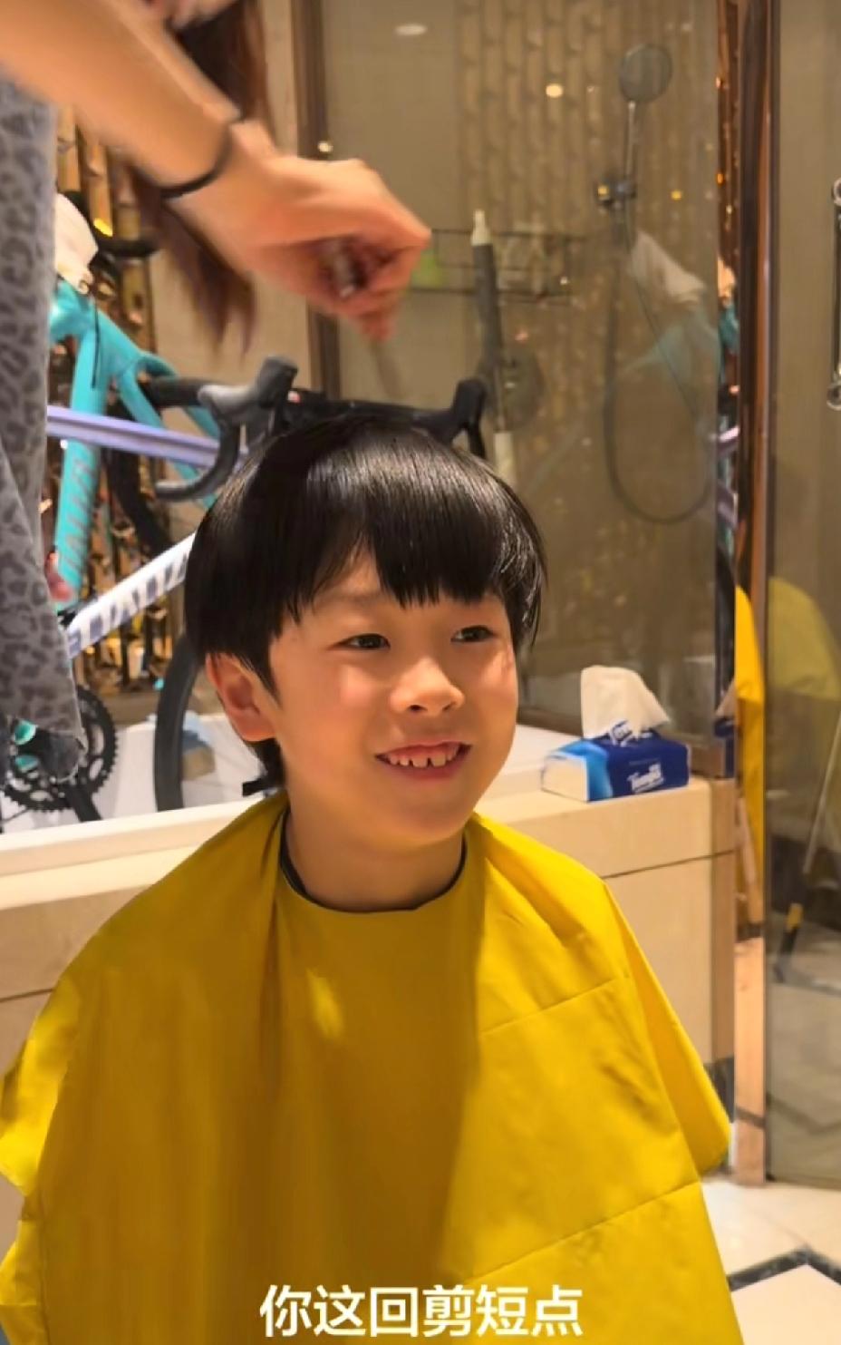 梁甜甜也是变“坏”了，
“伙同”老婆“整蛊”凉皮，
亲自上场飙演技，
还一个劲地