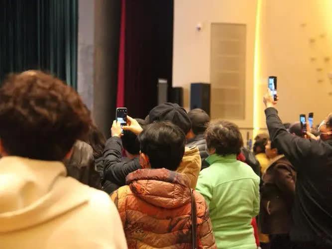 千万别被高价回收手机给骗了！他们嘴上说回收炼黄金，全是忽悠人的套路。 如今，街头