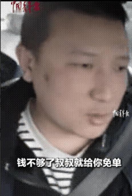 5月17日《中国青年报》报道，贵州遵义一名独自打车的孩子，在途中遭遇了堵车。看着