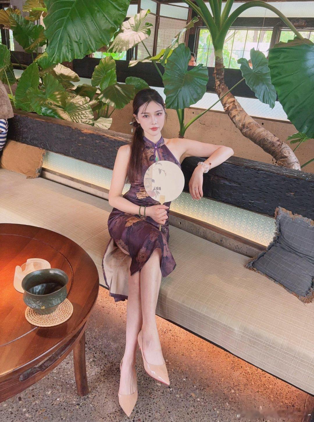 紫色旗袍的韵味 ​​​