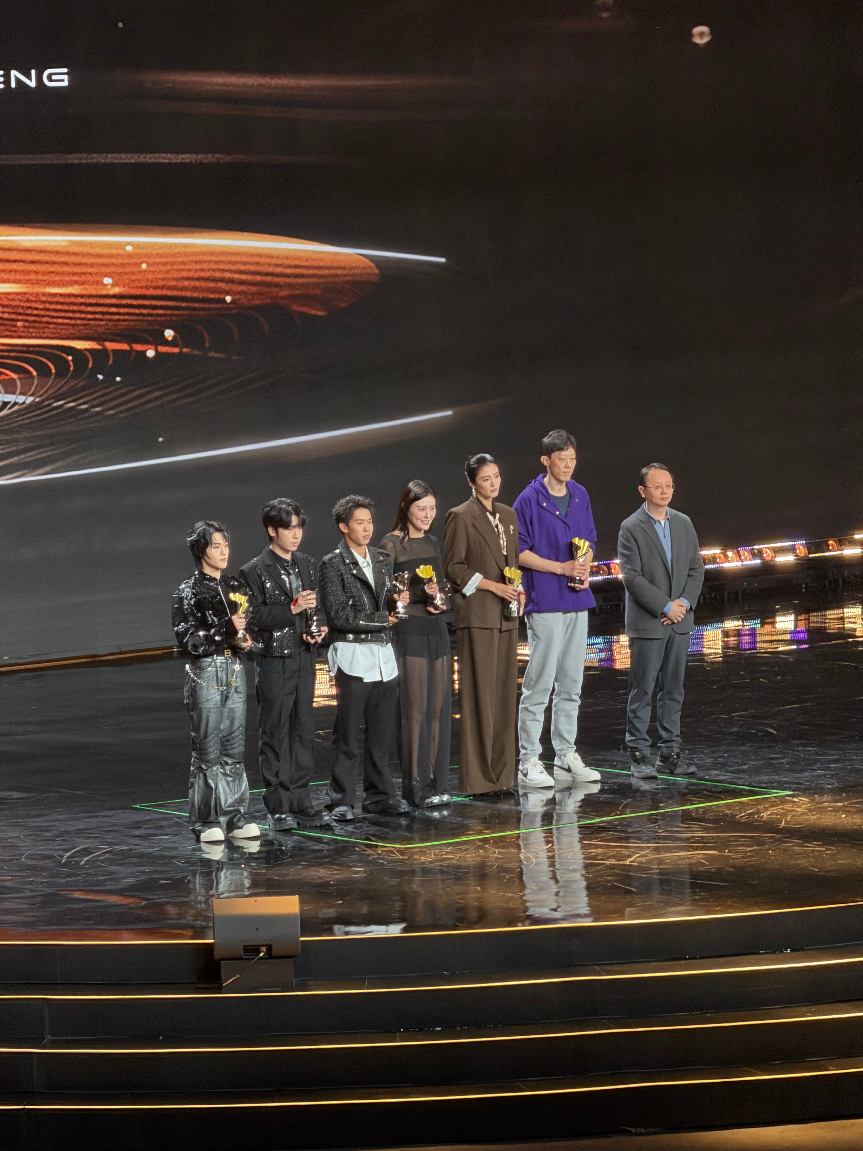 竞燃之夜颁奖疑似是按身高排序的，赵丽娜真的好高啊