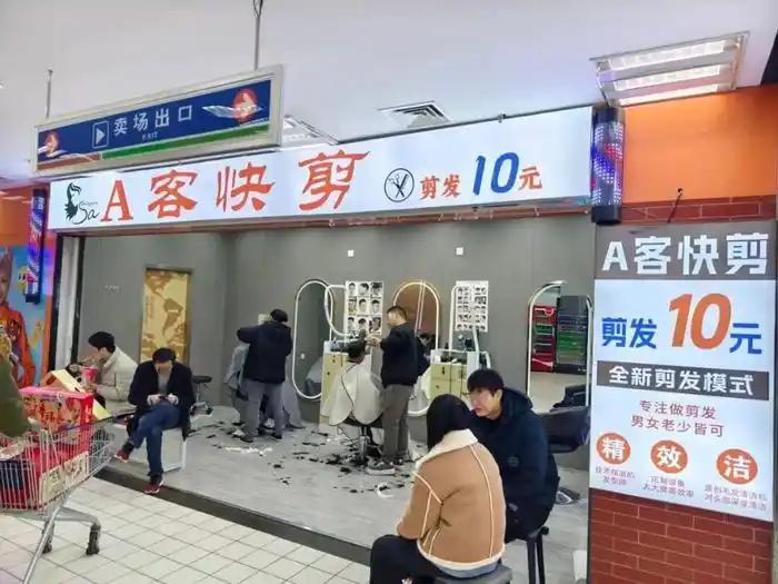 全国的理发店，正在经历一场倒闭潮！今年一季度，全国20多万家理发店扎堆关门，倒闭
