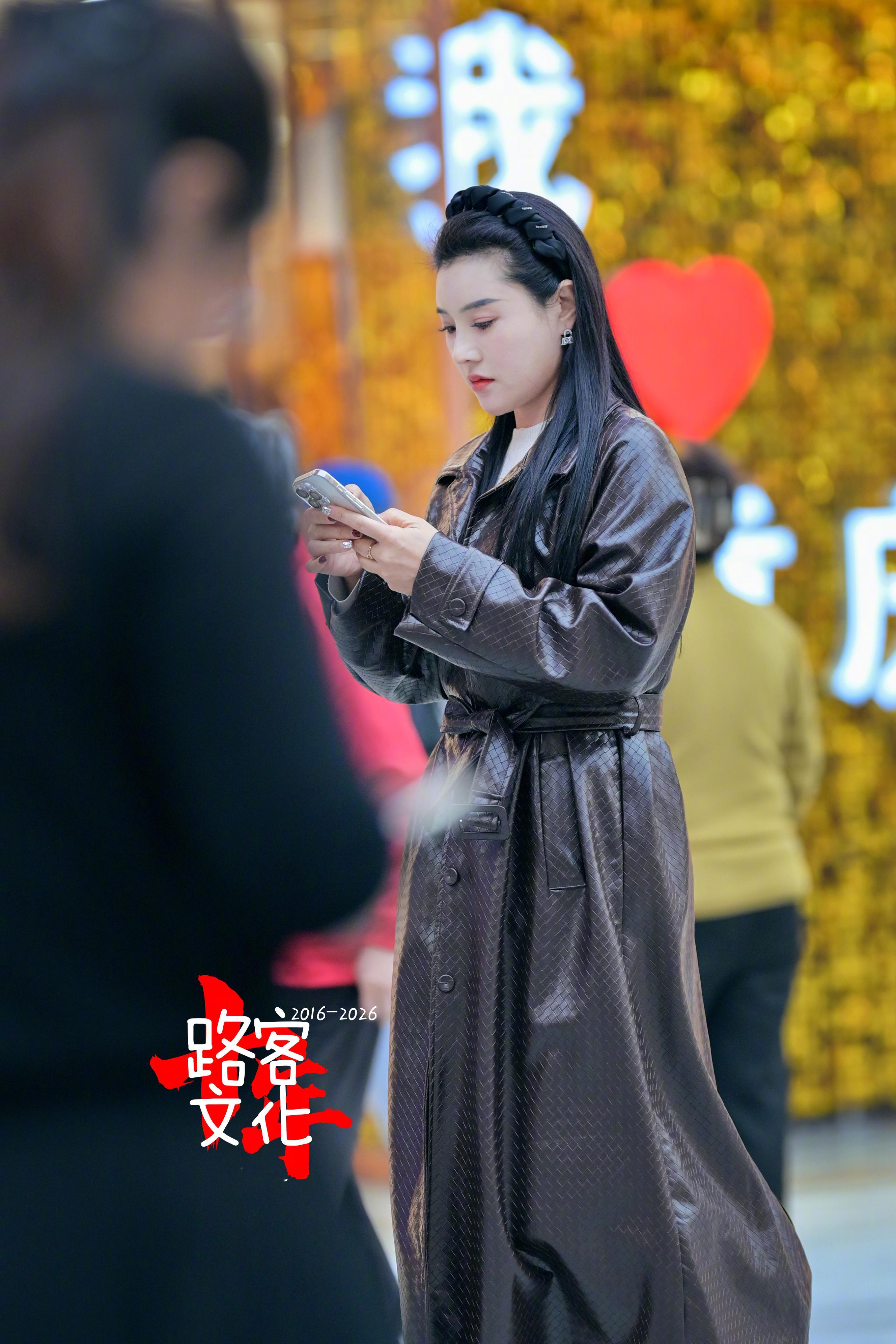 前今年有个牌子叫菲拉格慕 超级火这两年很少看到了 他们家就爱这种皮革质感 