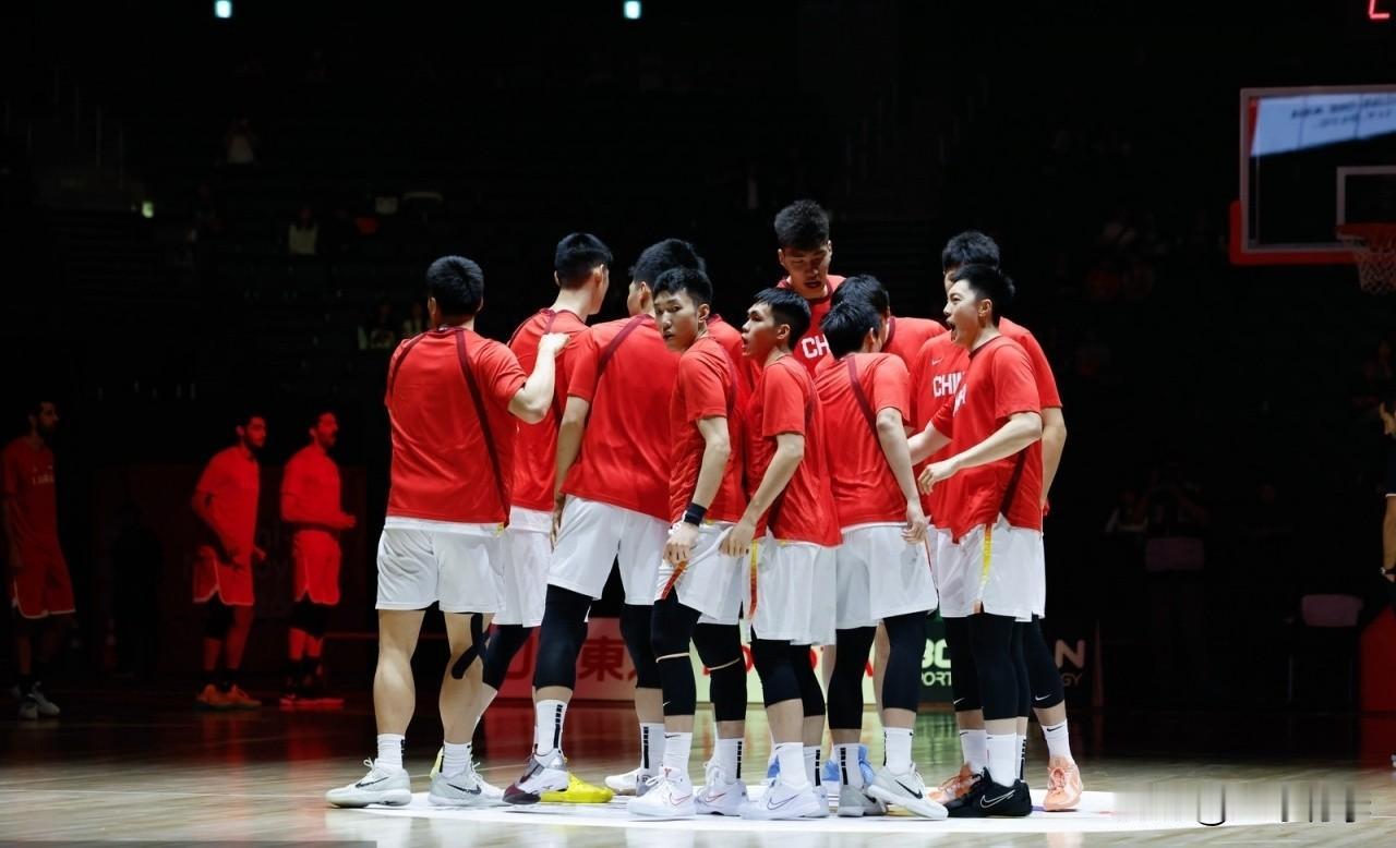 中国男篮亚运一届一个台阶，还好没有坐滑梯！
中国男篮在亚运会铜牌赛中与伊朗队纠缠