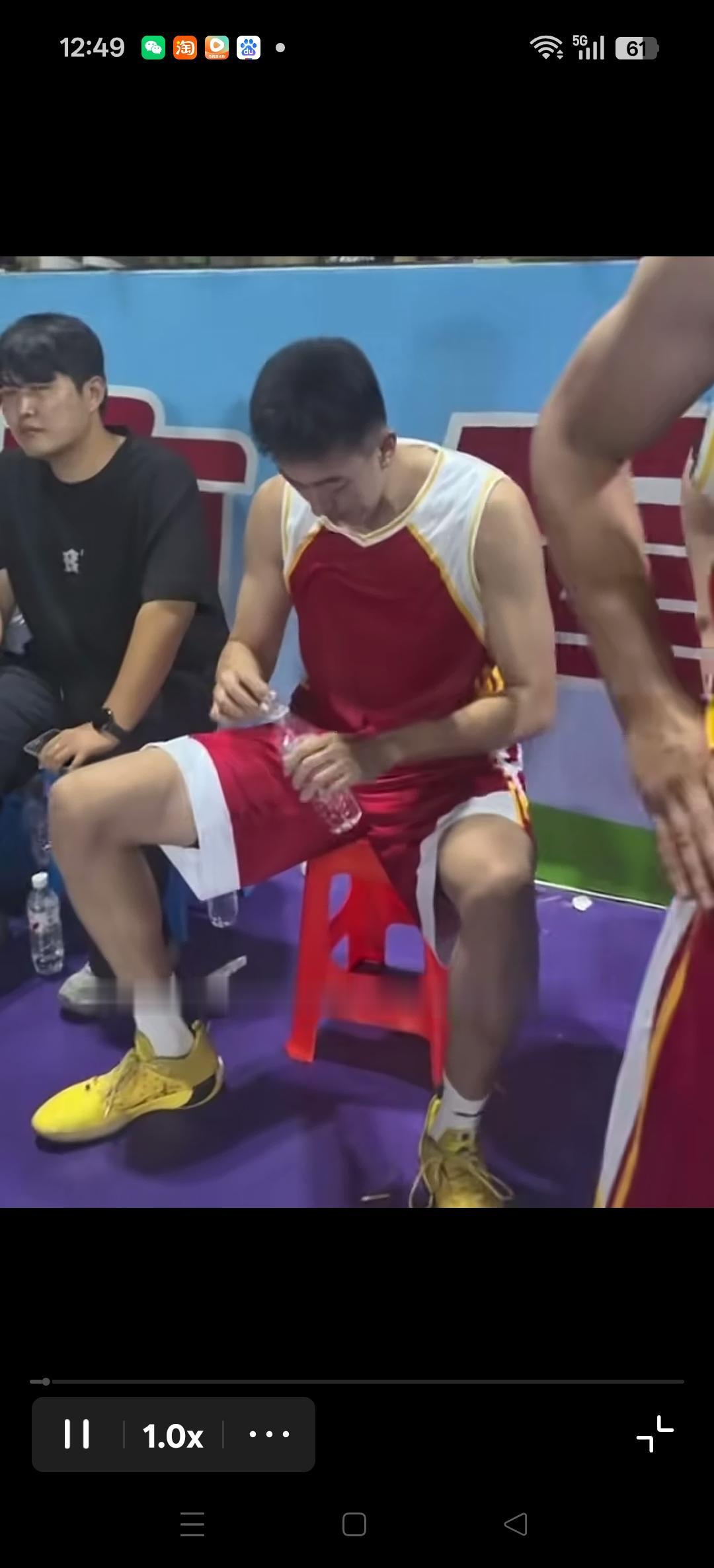 休赛期的王少杰，参加乡村篮球赛，一种不一样的篮球赛事体验。怎么看怎么有种降维打击