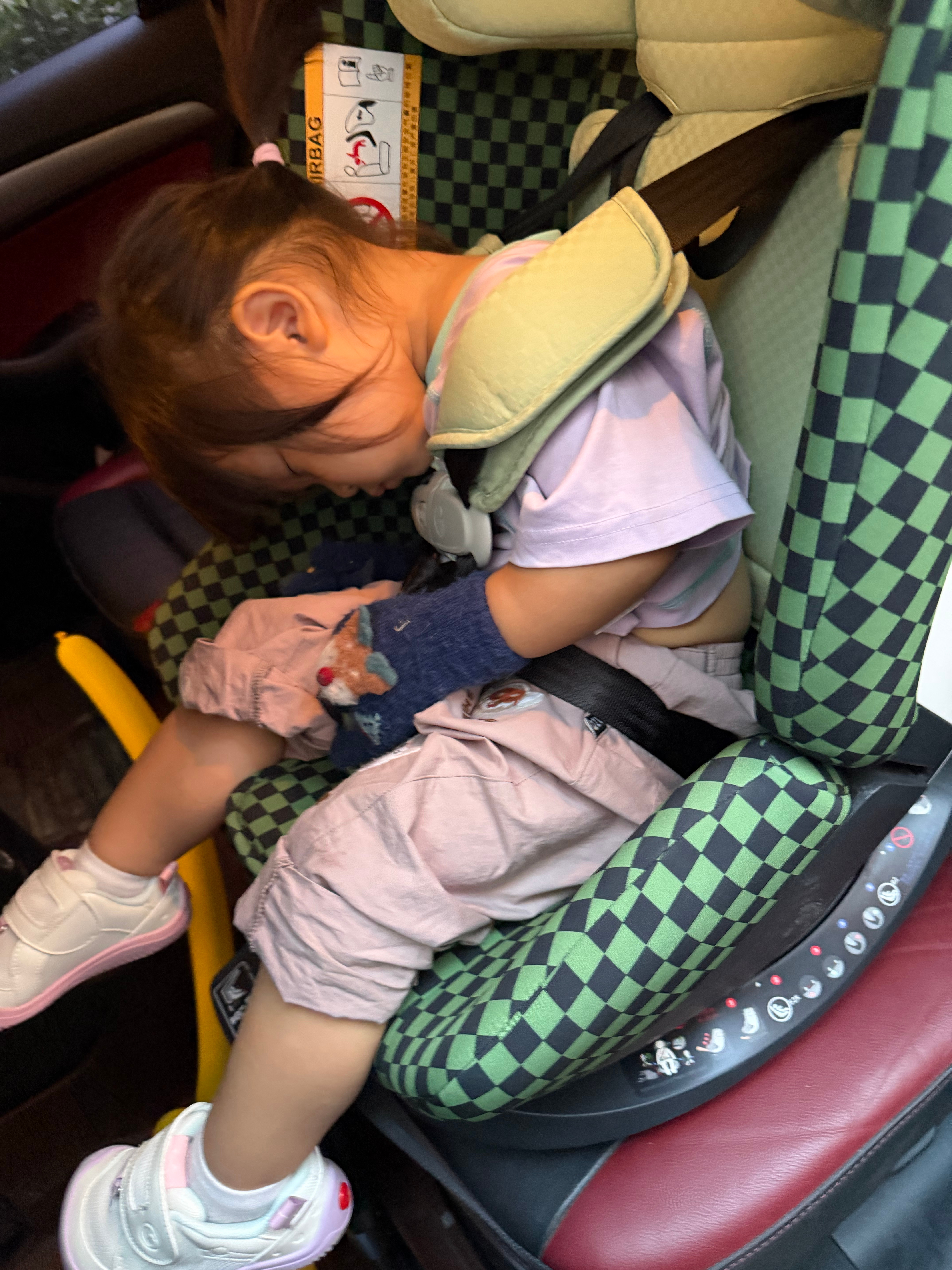 没有午睡的小孩到家这样了，不知道能不能一觉睡到明天早上 ​​​