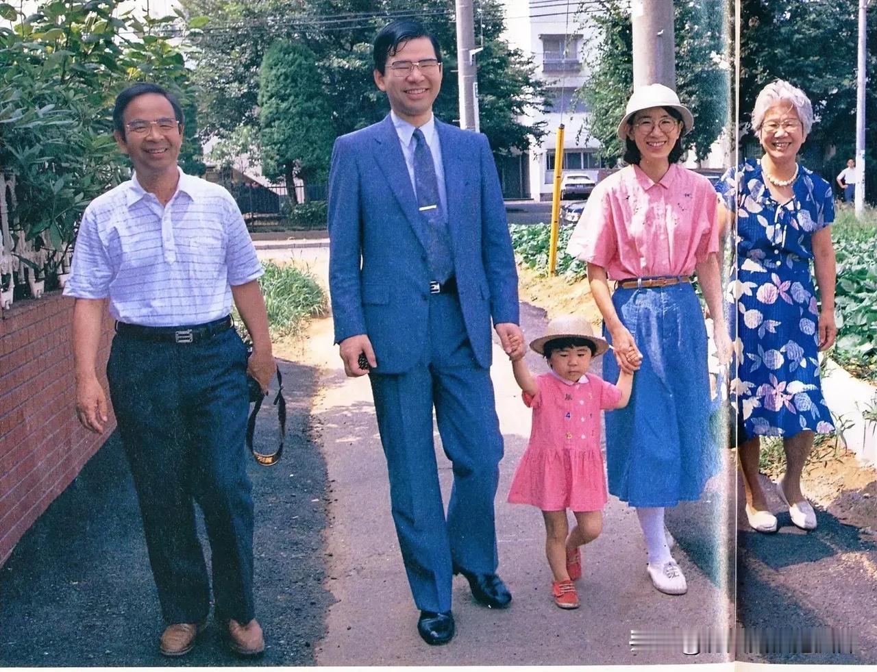 1990年时的前日本共产党委员长志位和夫一家！当时志位和夫只有36岁，与父亲志位