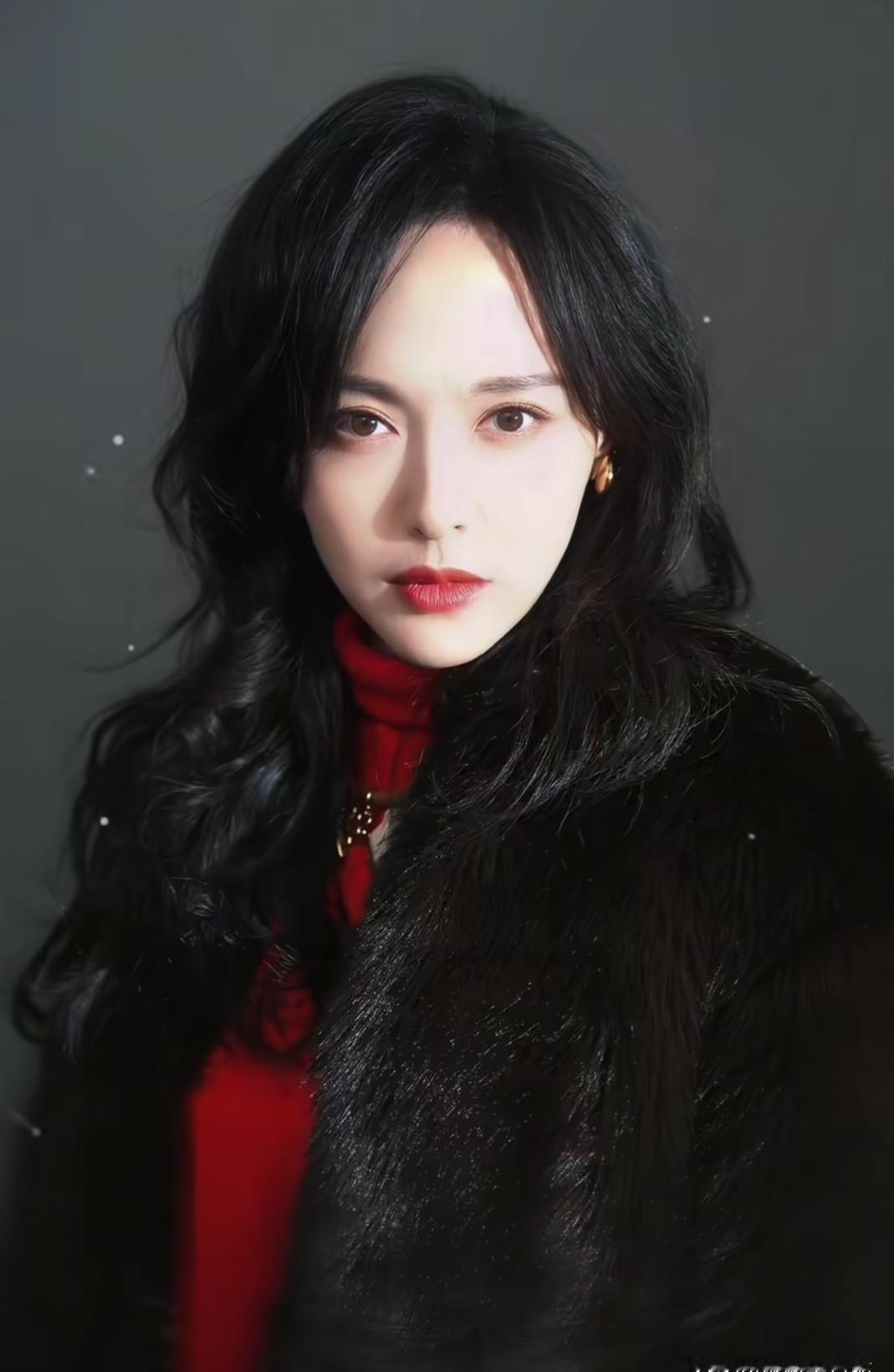 那颗牙齿卡在喉管三十五年。
杨文远咽下它时血沫倒灌进鼻腔——吴国豪按着他后脑往桌