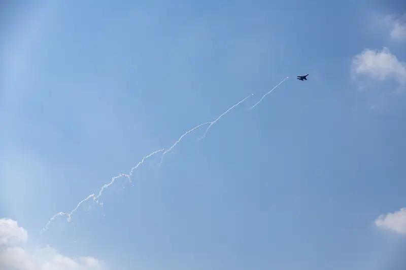 美以导弹飞向伊朗现场视频曝光，这画面简直触目惊心。导弹拖着长长的尾焰，像死神的镰