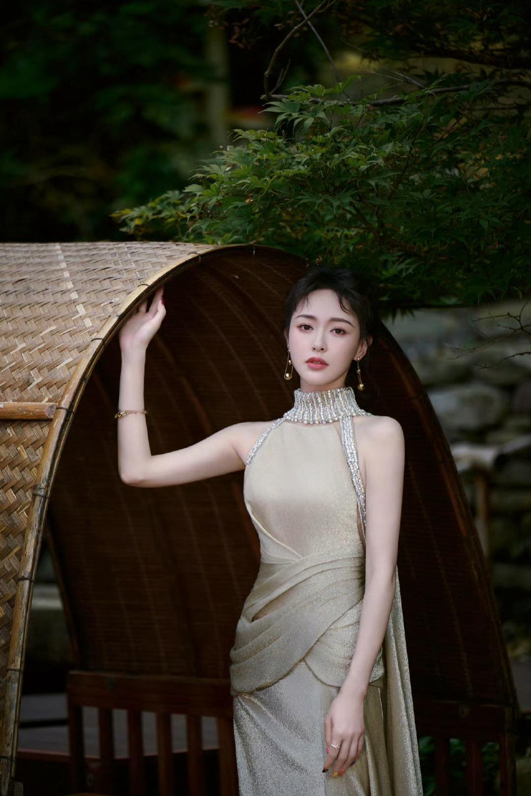 唐嫣置身林景间 香槟金礼裙勾勒温婉绰约风姿 ​​​
