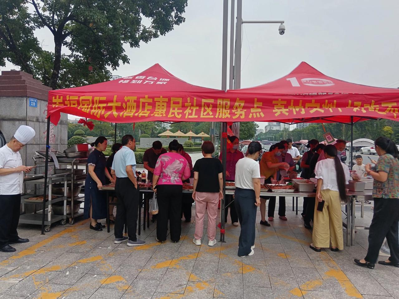 经济寒潮中的温暖烟火！商城县崇福国际酒店变身便民厨房，美味直达街头！
     