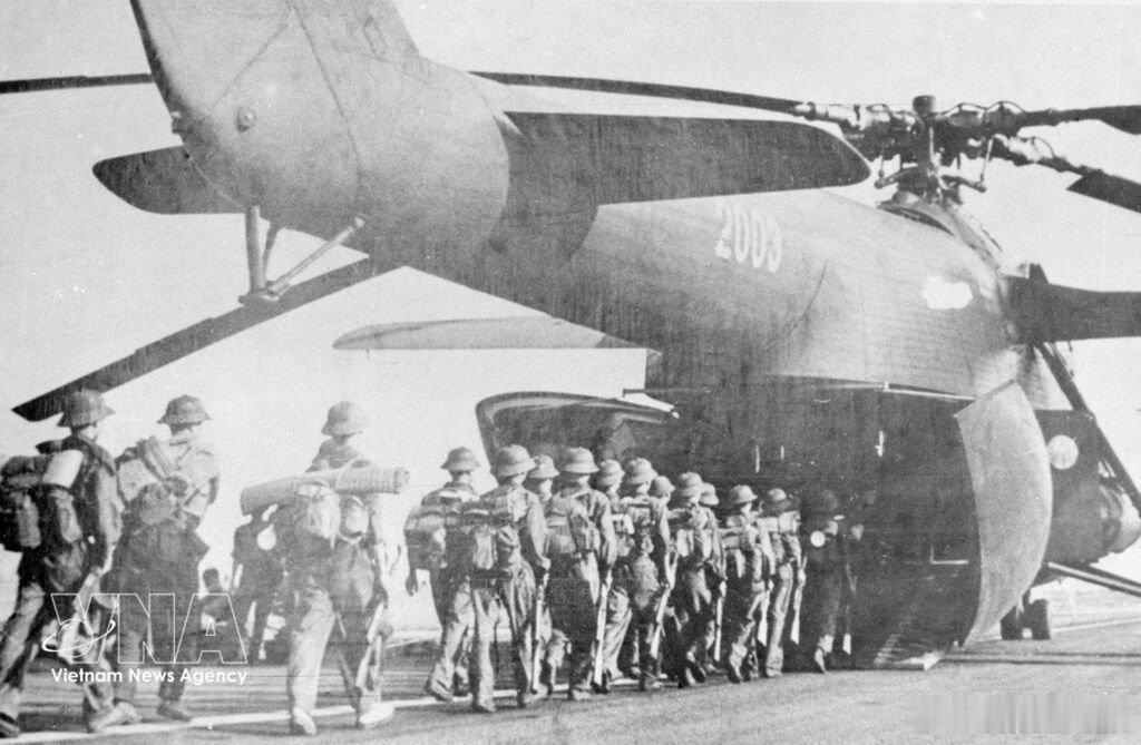 1975年春季攻势期间，越南人民军部队登上米-6直升机。真鸟枪换炮。海外新鲜事热