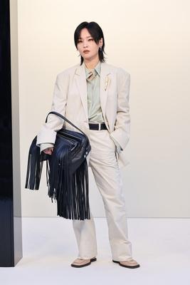 周笔畅现身法国巴黎
出席Acne Studios 2026秋冬女装大秀
发现没有