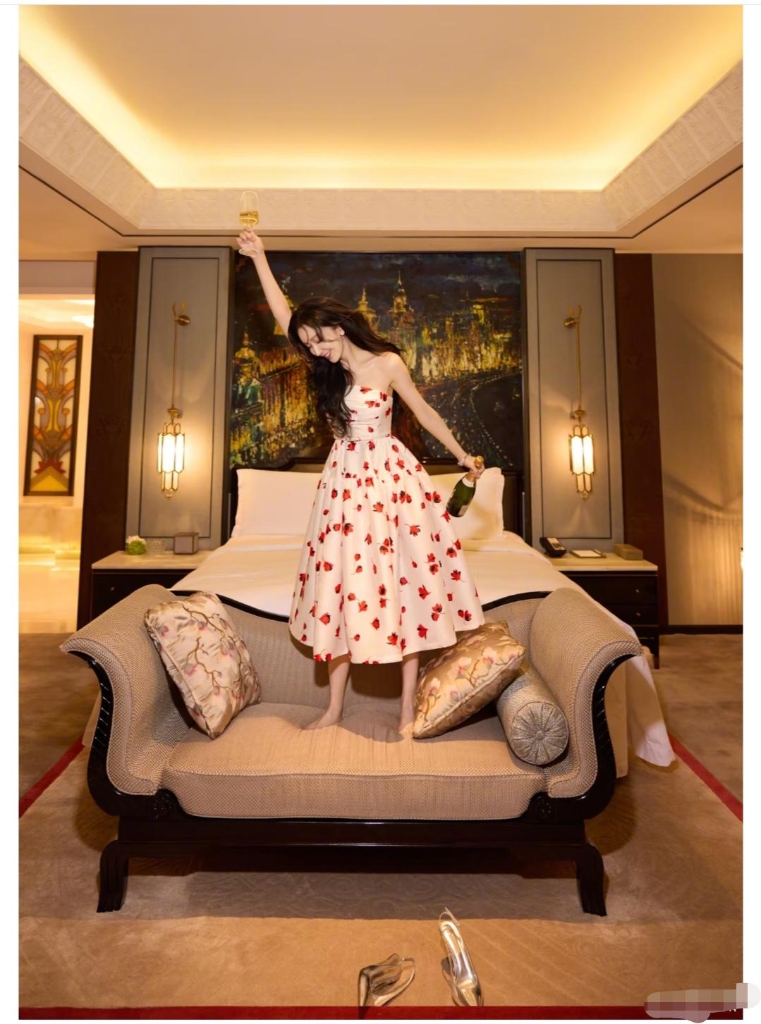 娄艺潇，光脚站在沙发上，真怕手里的液体洒出来。