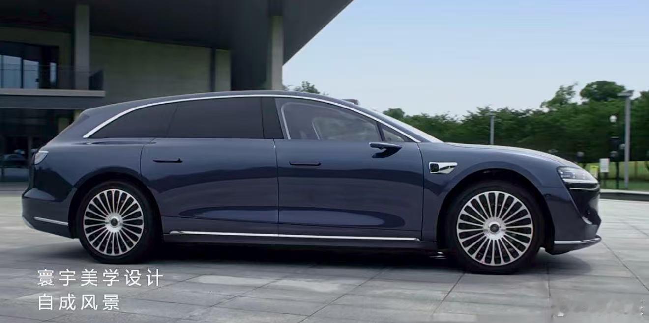 享界S9T 于2025年8月18日开启预订，预售价32.8万元起，定位高端智能旅