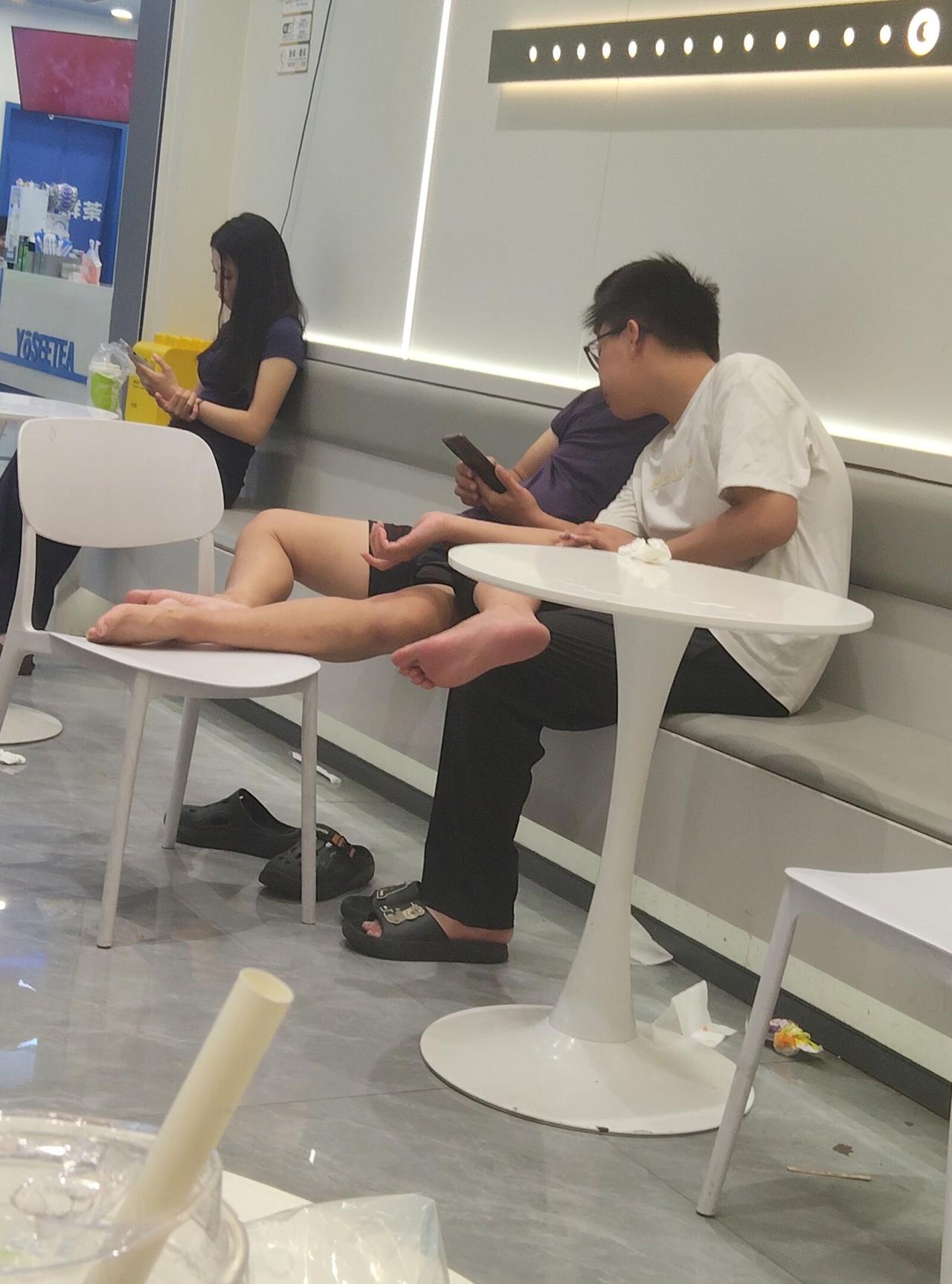 玩手机的是男是女，是大妈还是大嫂？
  奶茶店里随性而坐，无视他人。就这，还有支