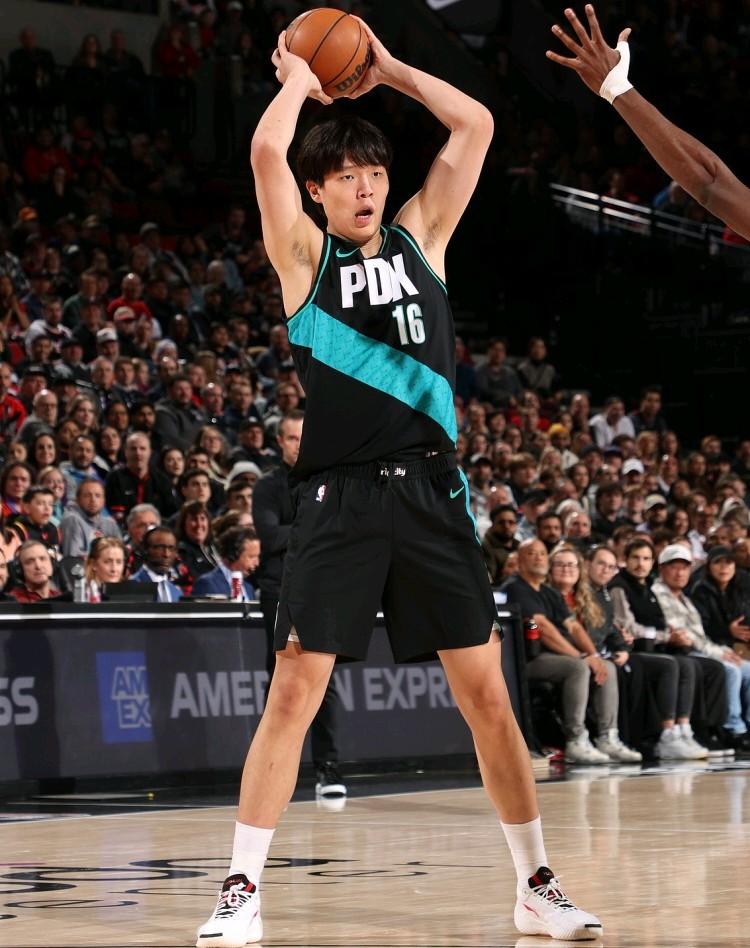 什么？开拓者主教练就给杨瀚森2分钟上场时间？在今天开拓者与雄鹿比赛中，开拓者球星