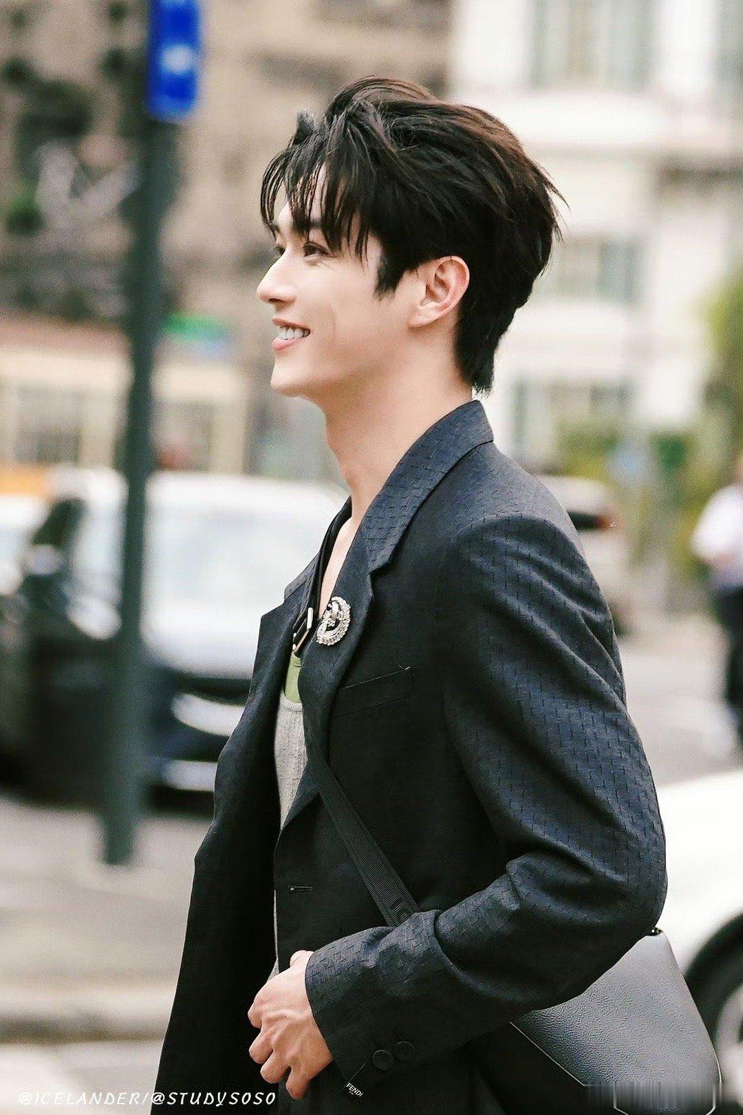 #许凯[超话]# 许凯的时尚表现力也太强悍了，而且这个笑容的感染力也很容易让人心