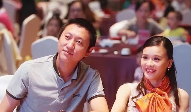 1998年，桑兰瘫痪后拿到了1000万美金的赔偿。就在这个时候，照顾了桑兰9年的