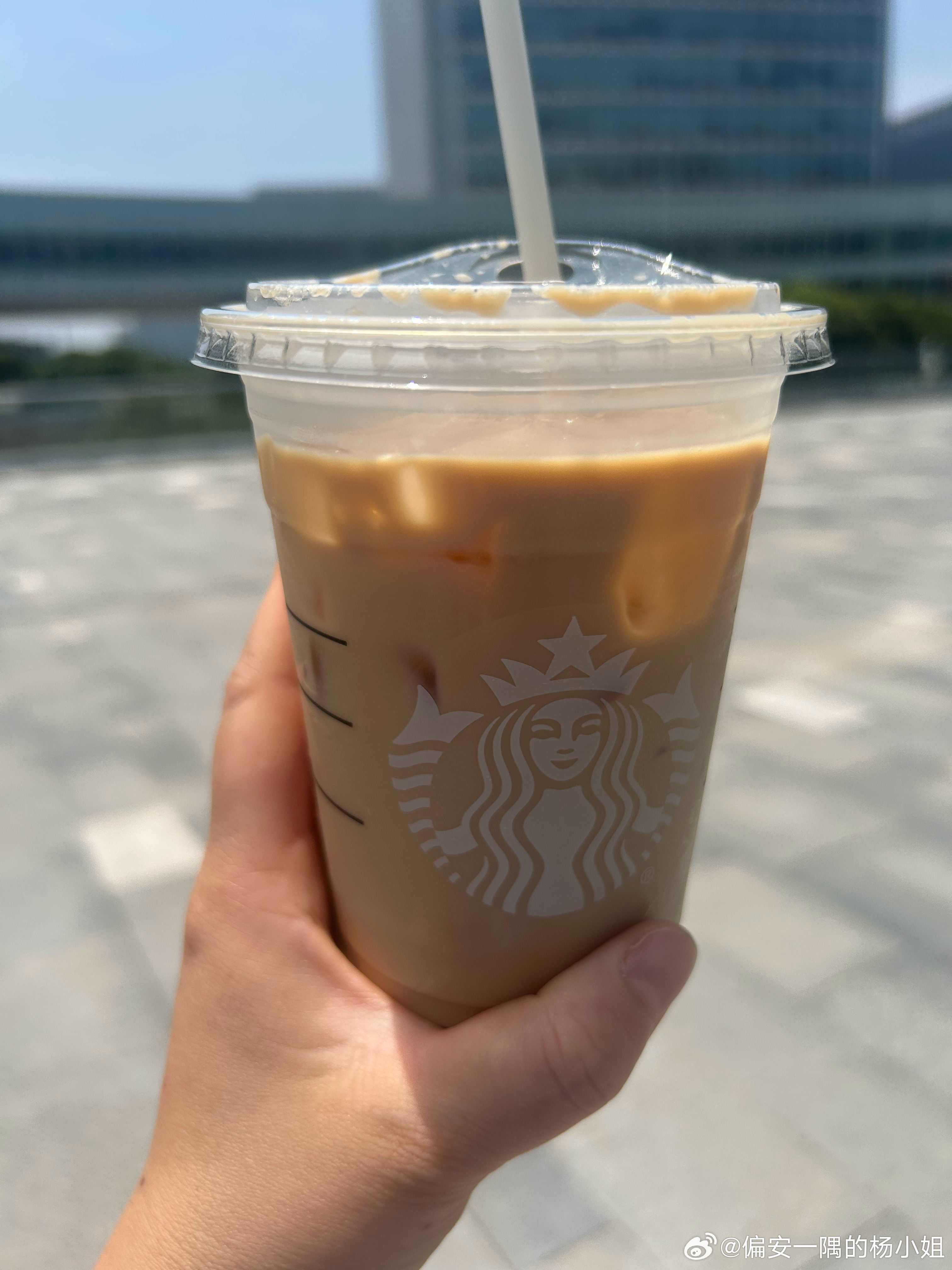 喝一杯冰咖啡，是一件让自己快乐的小事。 