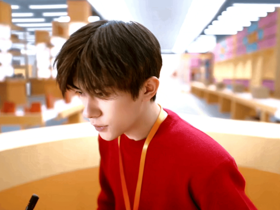 新来的小职员突然凑近是什么意思要摸摸头么🥺