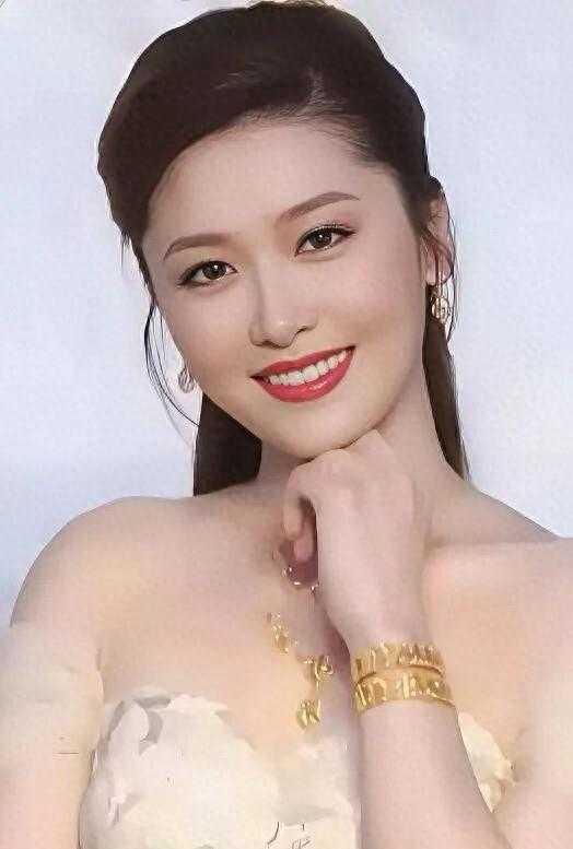 身家5亿香港名媛，为何执意下嫁离异带娃男演员
坐拥5亿资产的香港名媛周丽淇，不