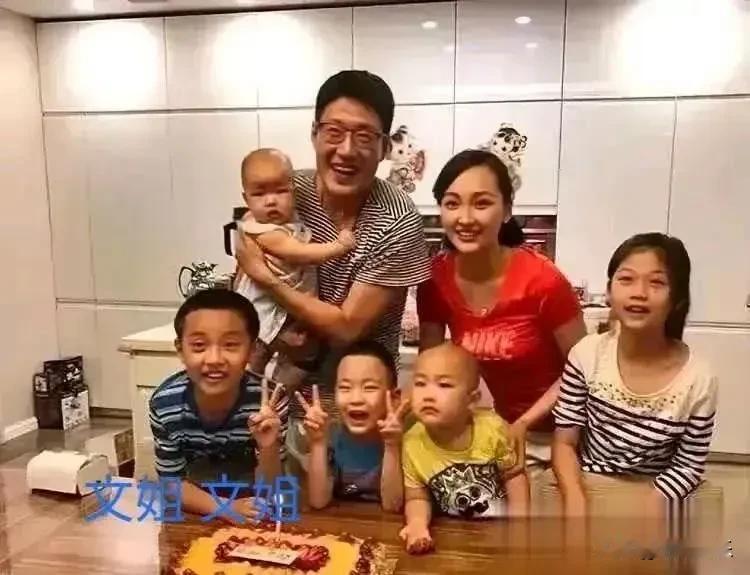 演员于震晒出了一张全家福照片，让人目瞪口呆！他的幸福生活就像是一个超生游击队，一